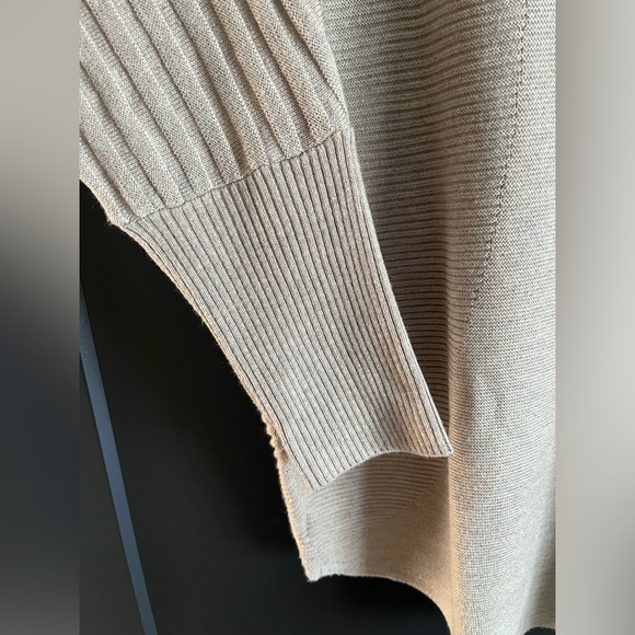 🍂 PICADILLY Canadian Brand Beige Round Neck Sweater with Dolman Sleeves - Picture 4 of 10